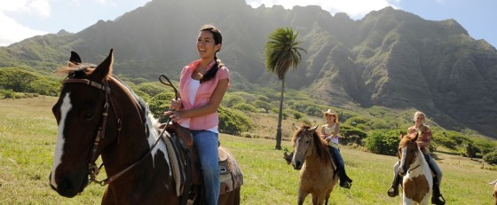 aulani-excursion-guests-riding-horses-2